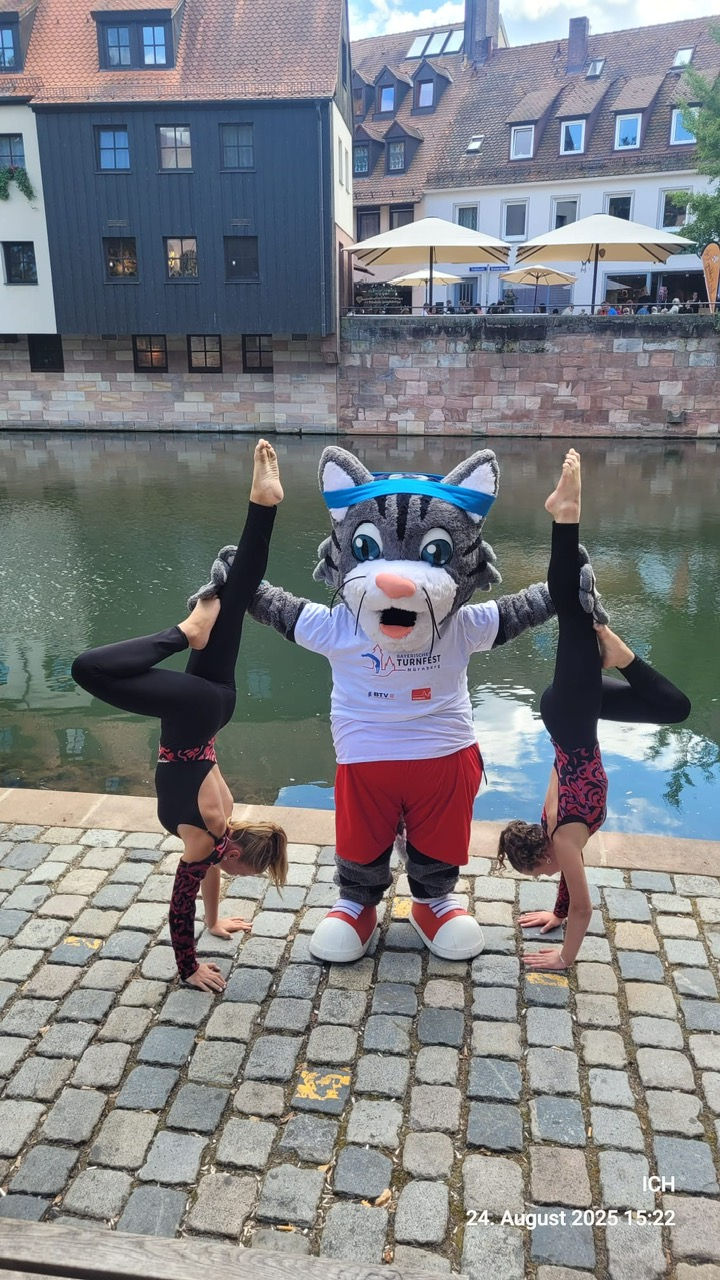 Handstandbild mit Maskotchen fürs Bayerische Turnfest