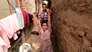 Kinder spielen im Balkhu-Slum von Kathmandu