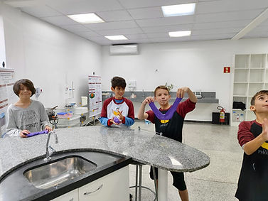 Estudantes em diversas atividades educativas.