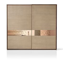 Armadio contemporaneo in frassino con due ante scorrevoli con inserto specchio decorato