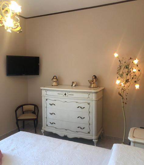 comò classico laccato bianco con decori dipinti a mano