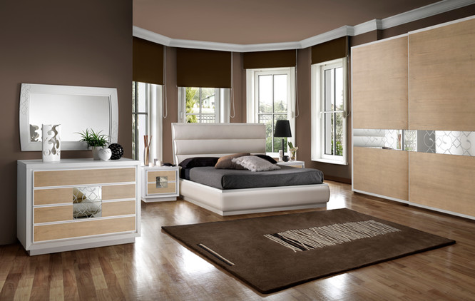 Camera da letto in stile contemporaneo della Collezione Street con comodino in frassino con basamento inserto in specchio decorato con foglia argento.