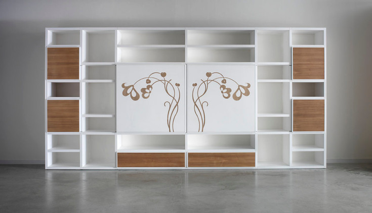 Parete attrezzata soggiorno con ante richiudibili per nascondere TV