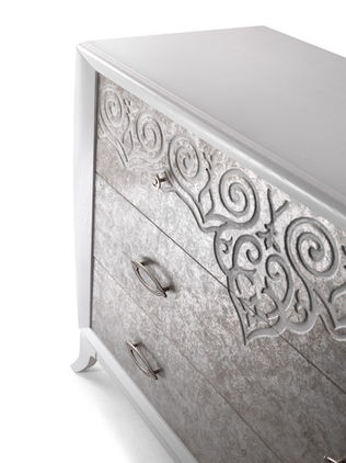 Comò contemporaneo argento con intaglio e maniglie ricercate