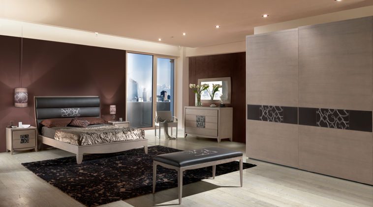 Camera da letto della Collezione Street con comodini in frassino con inserto in pelle ricamata.