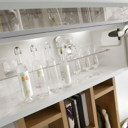 Dettaglio pensile aperto con anta vasistas. Interno del pensile con mensola in vetro e illuminazione led.