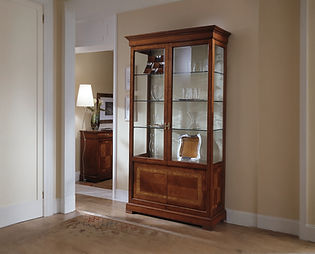 Vetrina classica in ciliegio a due ante