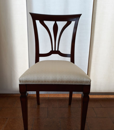 sedia in legno in stile classico con comoda seduta imbottita con tessuto personalizzabile e schienale in legno, robusta e di alta qualità