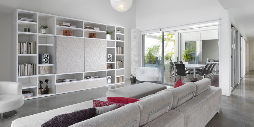 Parete attrezzata contemporanea realizzata in frassino personalizzabile con ante scorrevoli decorate con intarsio a rilievo richiudibili per nascondere la TV.