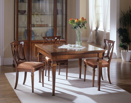 Tavolo quadrato in legno massello di ciliegio allungabile, in stile classico