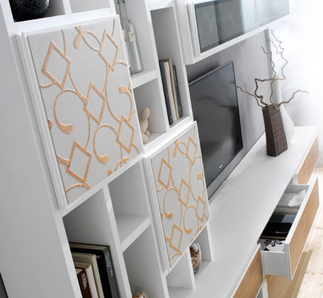 Dettaglio ante decorate con intarsio a rilievo bicolore della parete attrezzata contemporanea realizzabile su misura.