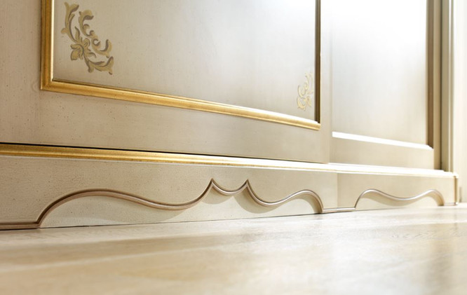 Dettaglio armadio laccato e dipinto a mano con tre ante scorrevoli. Cornici in pregiata foglia oro.