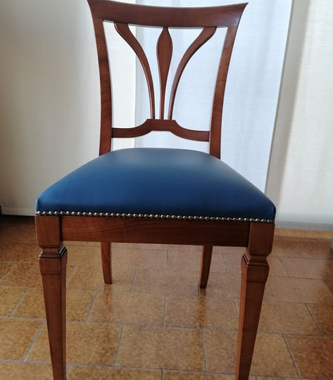 sedia in legno in stile classico con comoda seduta imbottita con tessuto personalizzabile e schienale in legno, robusta e di alta qualità
