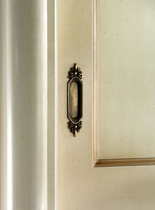 Dettaglio maniglia porta scorrevole armadio classico laccato e decorato a mano.