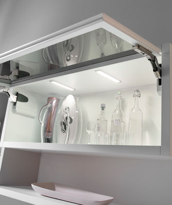 Dettaglio pensile superiore con anta vasistas con vetro fumè della parete componibile contemporanea personalizzabile.