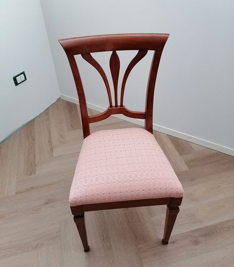 sedia in legno in stile classico con comoda seduta imbottita con tessuto personalizzabile e schienale in legno, robusta e di alta qualità