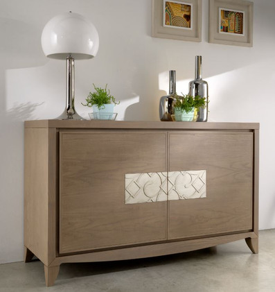 Credenza a due ante bicolore con decoro centrale e piedini.