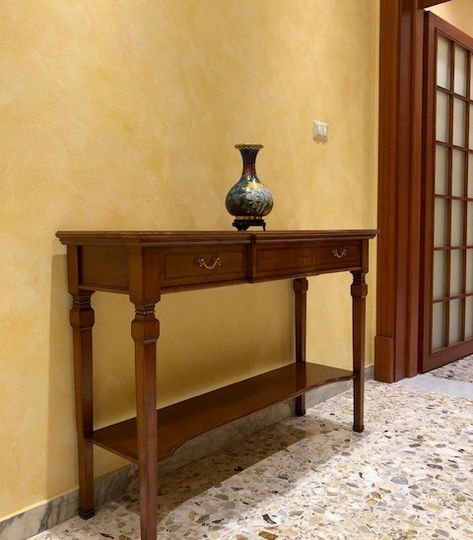 elegante consolle in legno perfetta per la zona ingresso come mobile svuota tasche in stile classico elegante