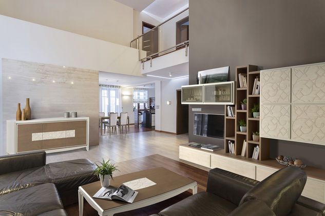 Credenza in frassino contemporanea a tre ante bicolore con decoro centrale.