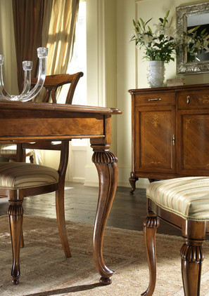 Dettaglio tavolo quadrato in noce con piano intarsiato, allungabile