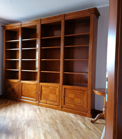libreria in legno di ciliegio in stile classico