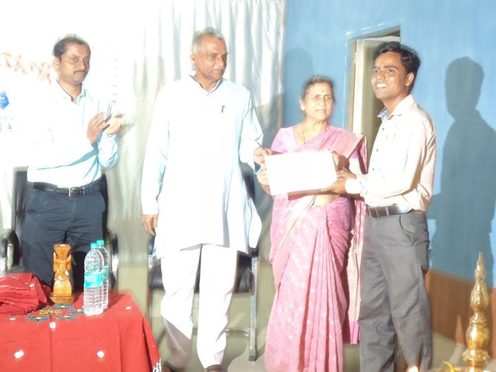 Facebook - काटेरी सामाजिक वाटचालितला,प्रेरणादाई क्षण,दंतेवाडा येथे डॉक्टर प्रकाश