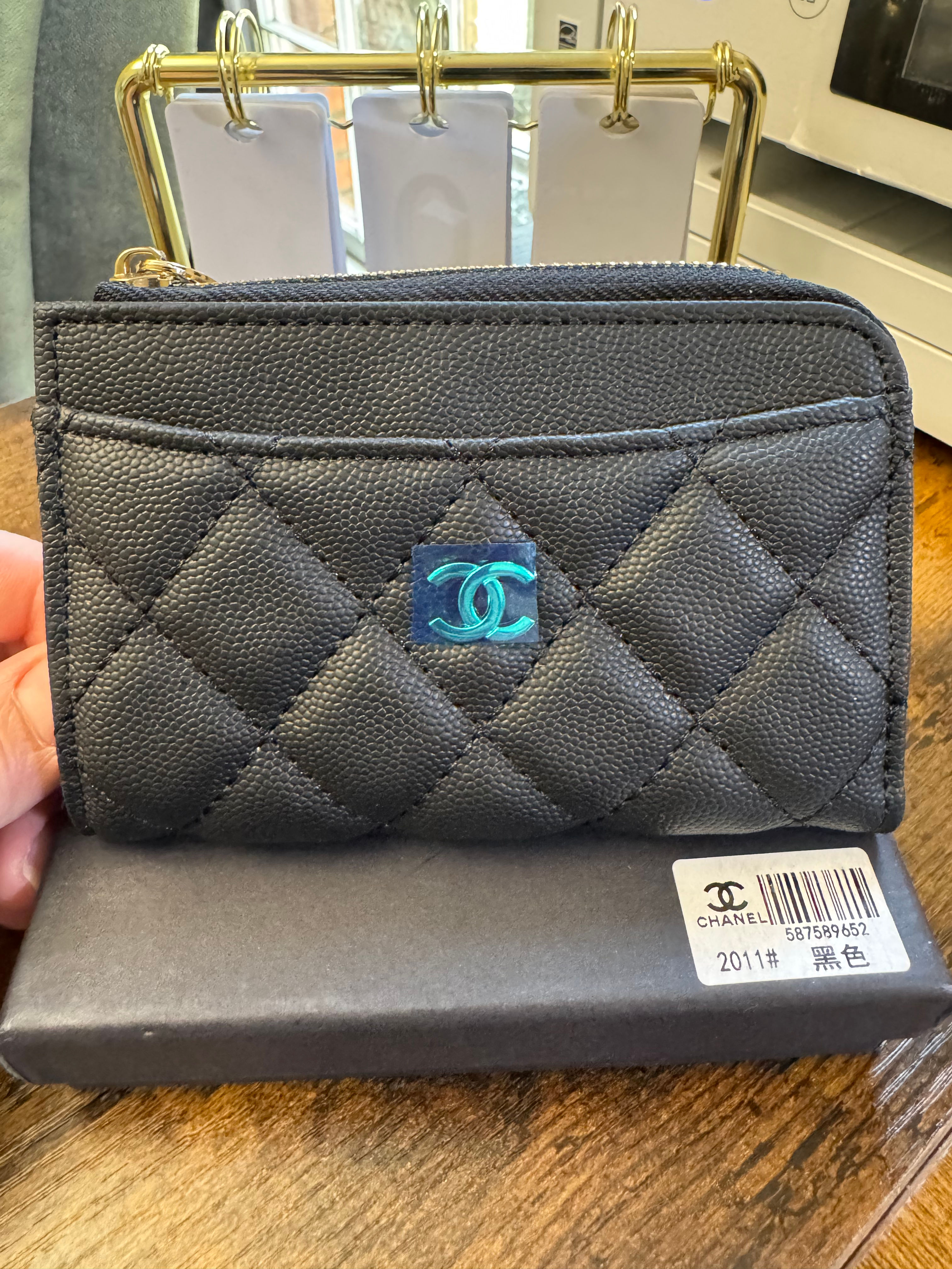 Short zip wallet, caviar, black/gold