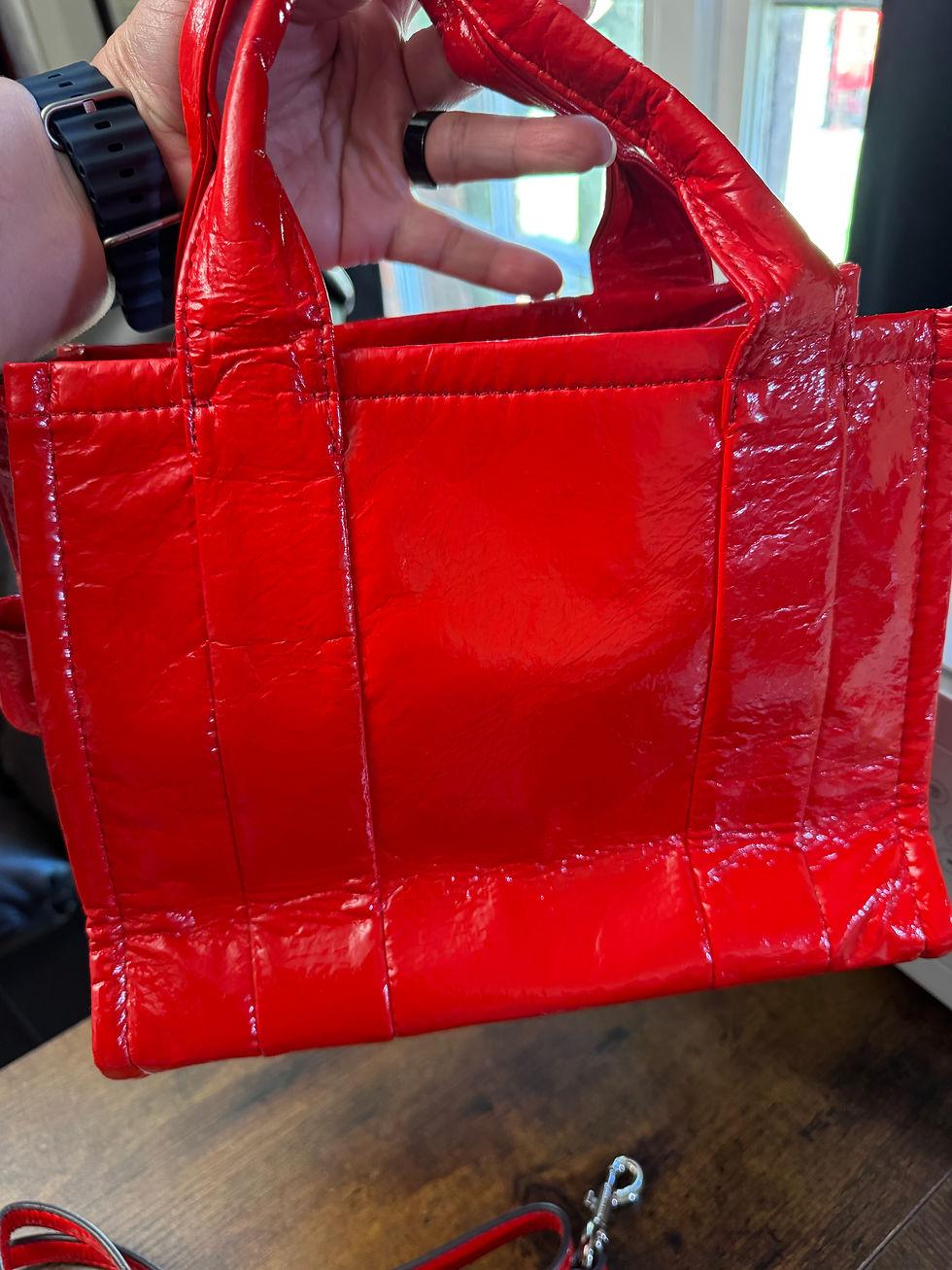 Thumbnail: MJ The Shiny Crinkle tote bag, small, red