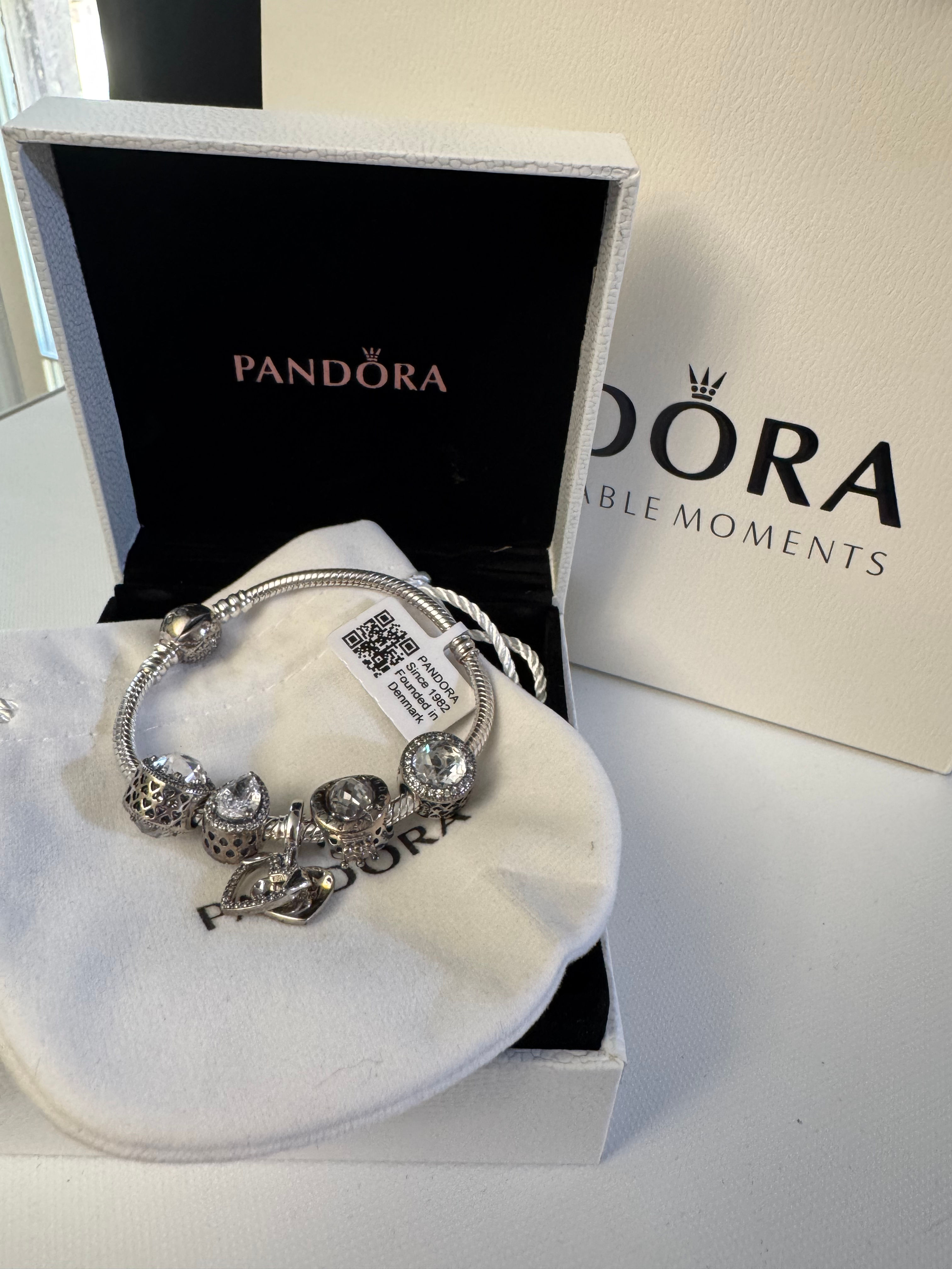 Bracelet w/ charms, silver, size 17