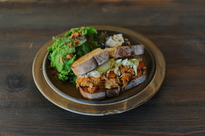 プルドポークとコールスローのサンド