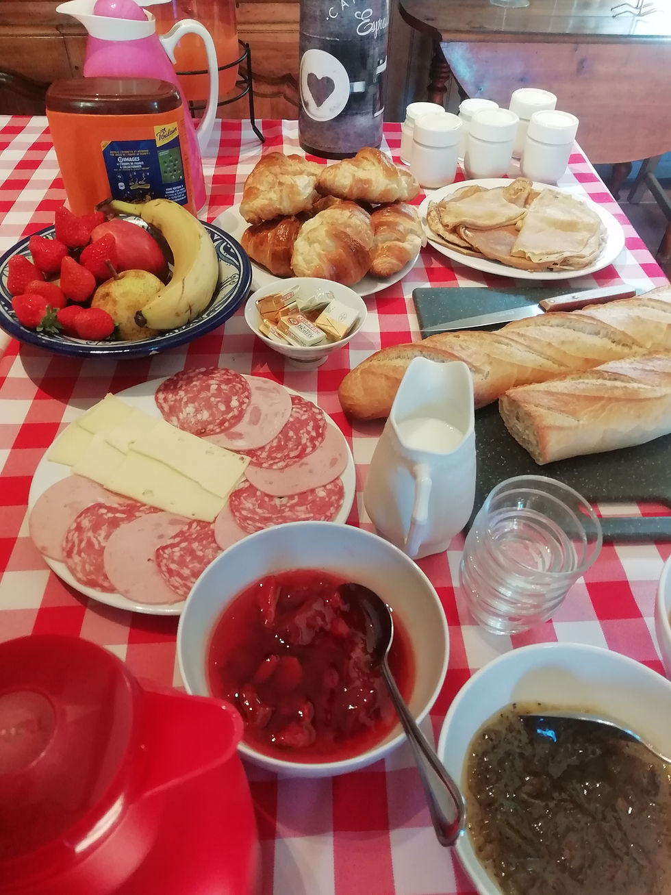 Un partie de la composition du buffet de petit déjeuner, que des gourmandises maison!!