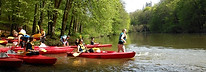 Famille en kayak et canoë sur la rivière Semois à Chiny, parcours Le Batifol dans le parc national de la vallée de la semois
