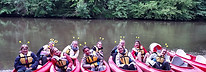 Participants embarquant dans les kayaks de Le Batifol au pont Saint-Nicolas à Chiny pour l'activité « Brûlage de Culotte » sur la Semois, un moment convivial et amusant.