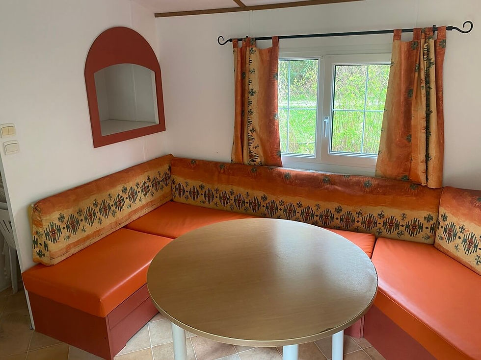 Intérieur salon de mobil-home confortable et lumineux dans la vallée de la Semois