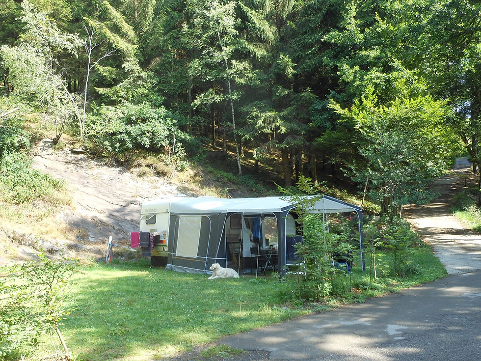 campinglecanada-chiny-semois-ardenne-emplacement-tente-caravane-motorhome-familiale