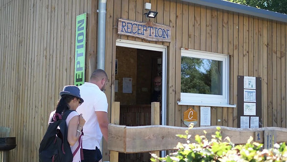 Bâtiment de l'accueil et réception du Camping Alaska à Marbehan, votre point de départ pour un séjour touristique en Ardenne belge.