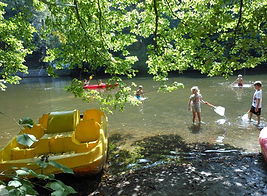Kinderen die genieten van de waterplas van Chiny bij het vertrekpunt van de kajaks van Le Batifol en van de leuke en familiale activiteiten aangeboden door Le Batifol om de Semois te ontdekken in een gezellige sfeer: waterfietsen, kleine bootjes, kajaks of een waterglijbaan.