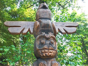 Totem indien emblématique du camping Le Canada à Chiny, situé dans le parc national de la vallée de la Semois