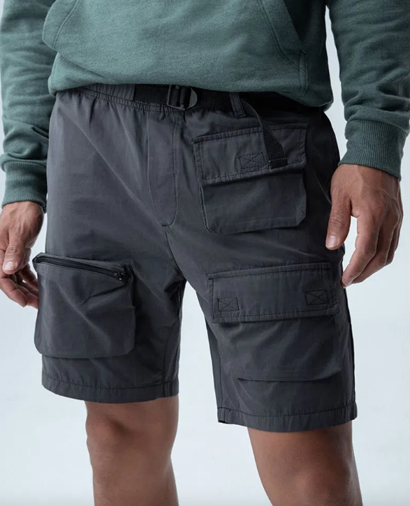 Bermuda para hombre con múltiples bolsillos