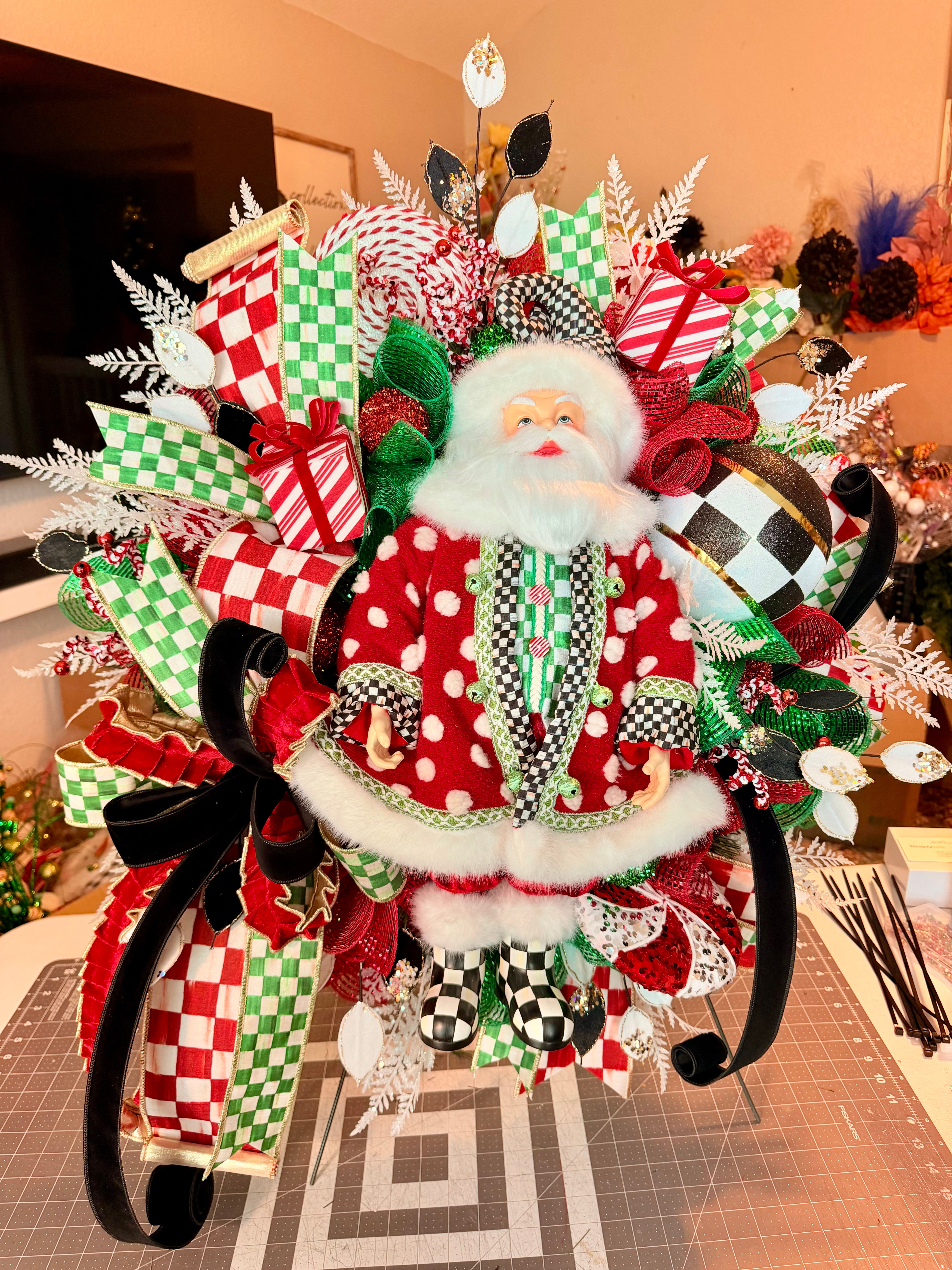 Mackenzie Santa Wreath(Pre-Order 2026)