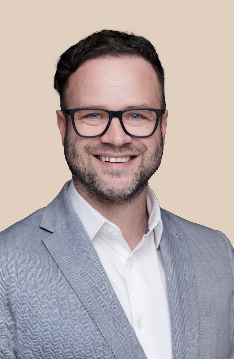 Robin Headshot October 2025_edited.png