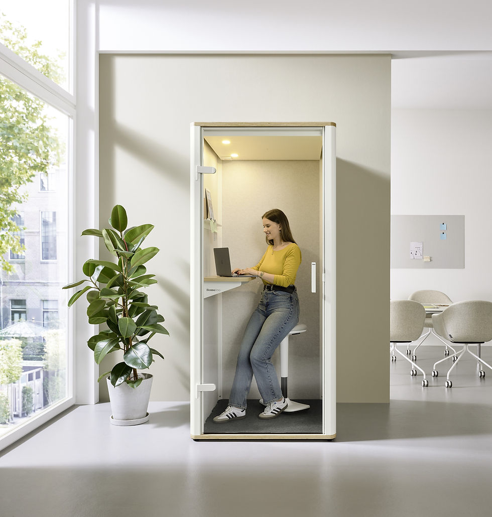 Miniaturbild: Büro mit Telefonbox bosselino uno, in der eine Person am Laptop arbeitet