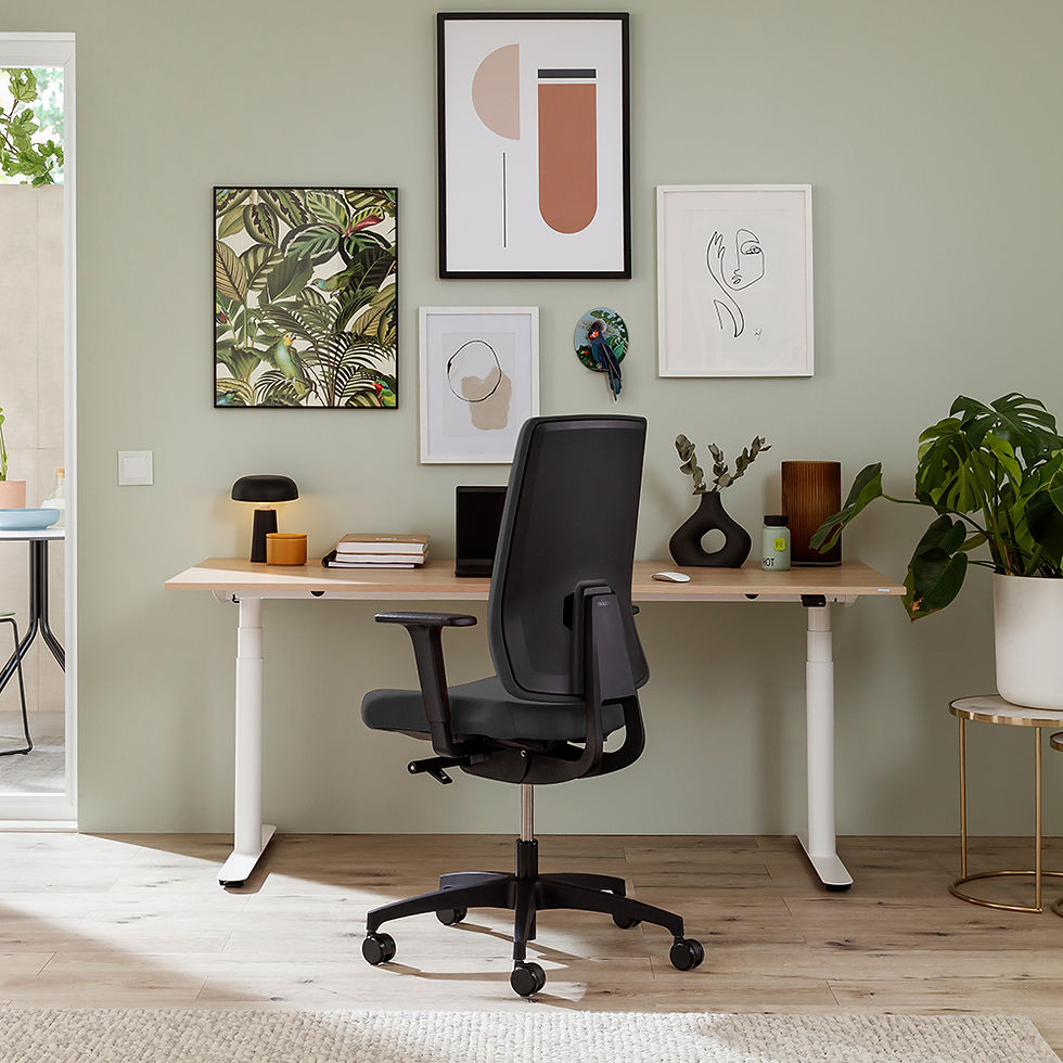 Miniaturbild: Der Dauphin Indeed Operator Drehstuhl steht vor einem Schreibtisch in einem Home Office 