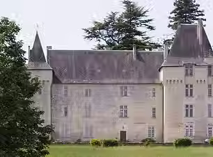 Château_Tour_Oyré_Vienne_edited.jpg.avif