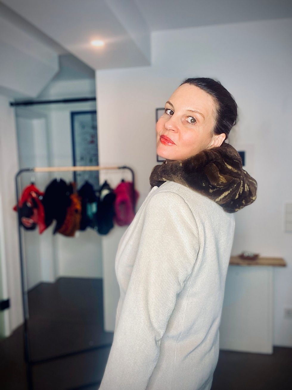 Miniaturbild: reversible travel hoodie - upcycled mink fur