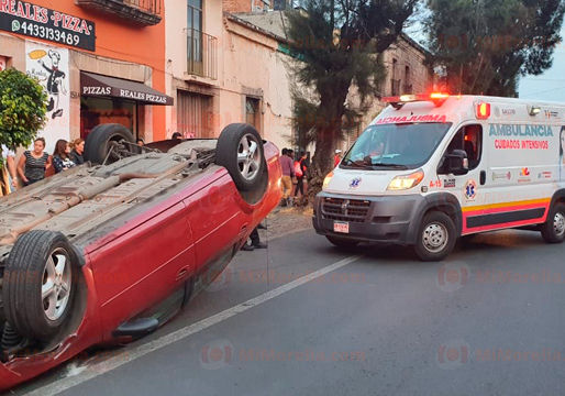 Vuelca automóvil cerca de plaza Carrillo. 