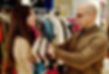 Nigel y Andy probándose ropa en el vestidor