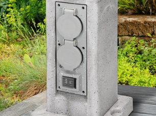 Misterbricolo installe l'électricité dans son jardin ...