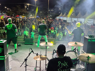 Praça 14 Bis reúne público em celebração ao Dia do Rock com shows gratuitos em Guarujá
