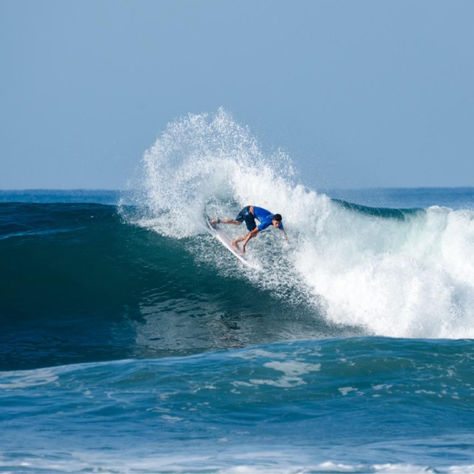 Prefeitura de Guarujá recebe surfistas contemplados pelo programa Bolsa Atleta